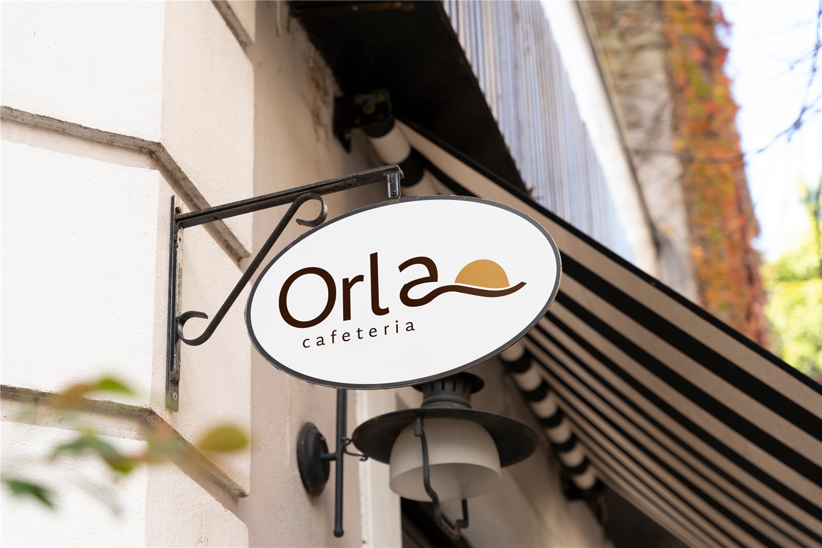 Logo da Orla Cafeteria aplicada em uma placa externa