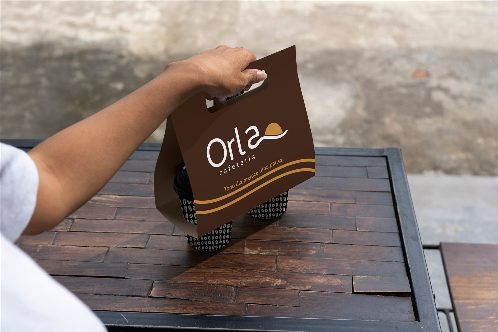 Embalagem para levar cafés com a marca da Orla Cafeteria